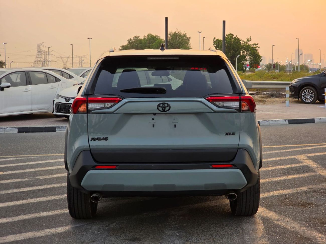 Toyota RAV4 2023 Model XLE Premium Sunroof , trunk automatic and original leather seats