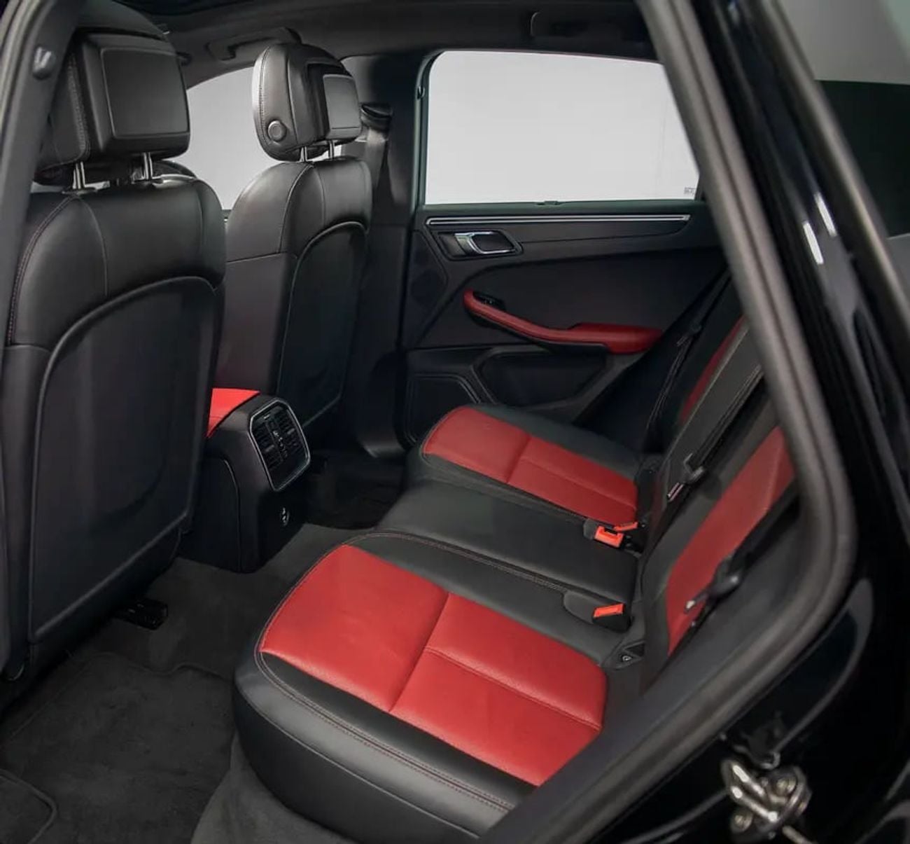Porsche Macan STANDARD Dealer Service • Sport Chrono • AWD • GCC