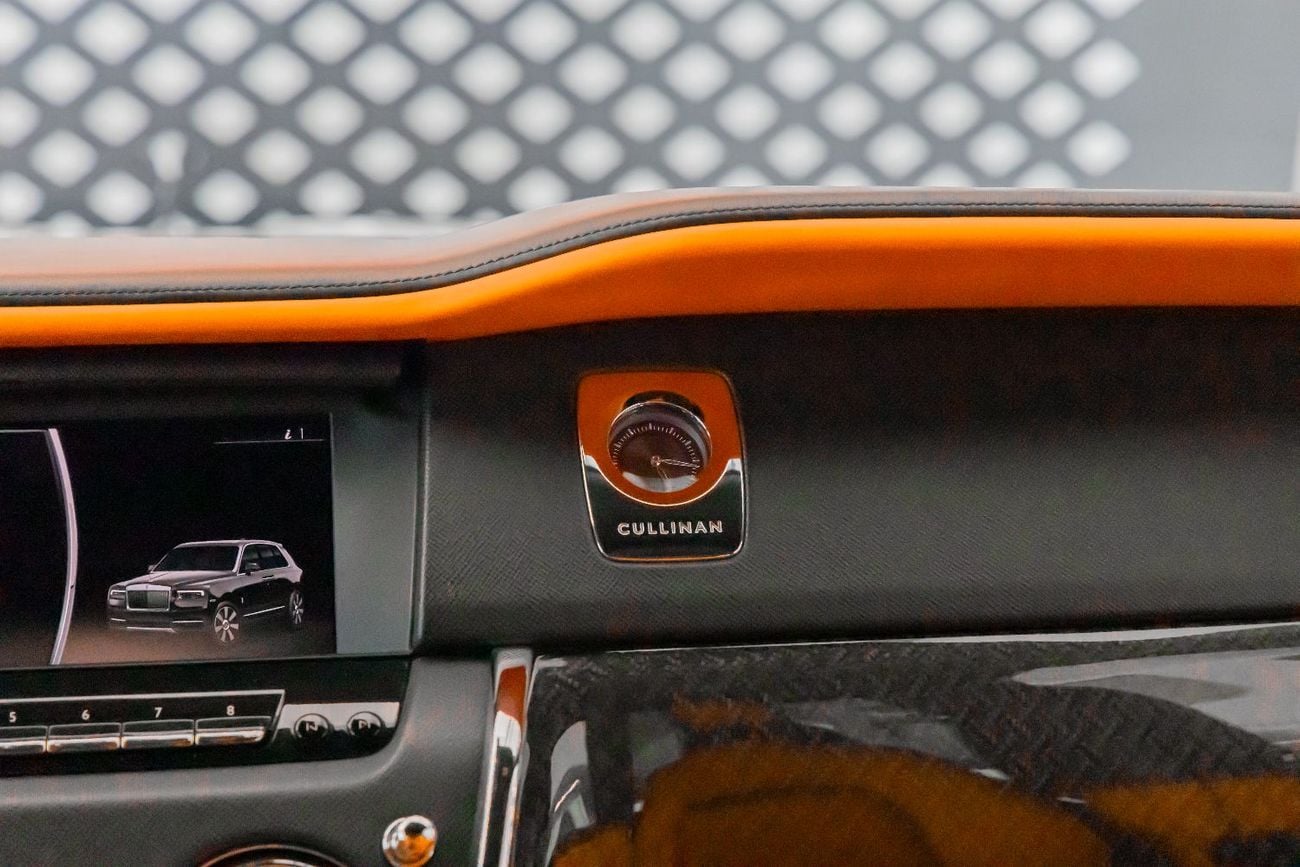 رولز رويس كولينان Rolls-Royce Cullinan | Black Badge Kit | Carbon Fiber Interior | Bespoke Premium Sound System | 2020