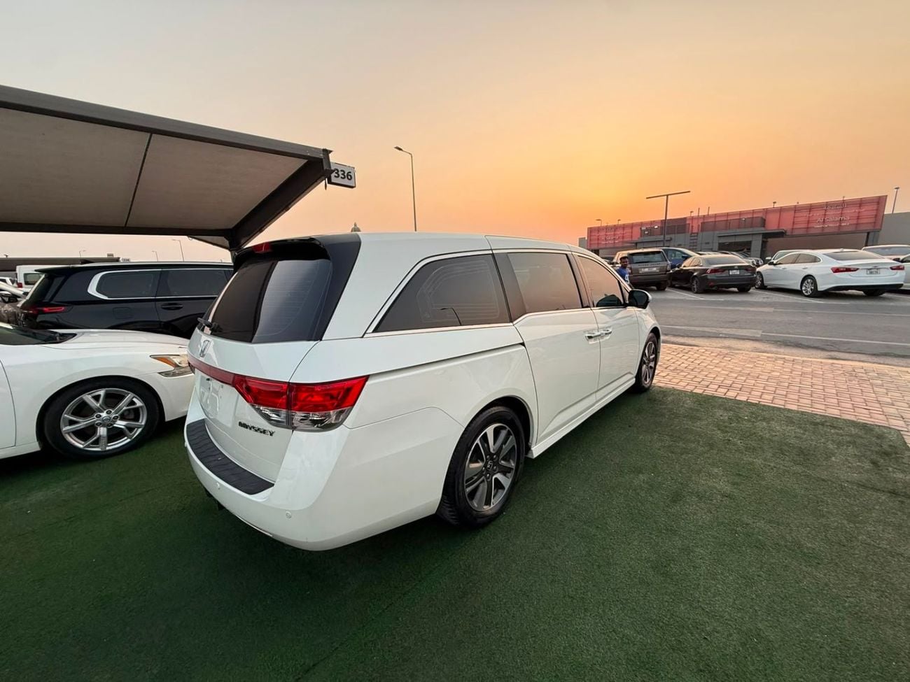 Honda Odyssey TOURING fully loaded in showroom condition