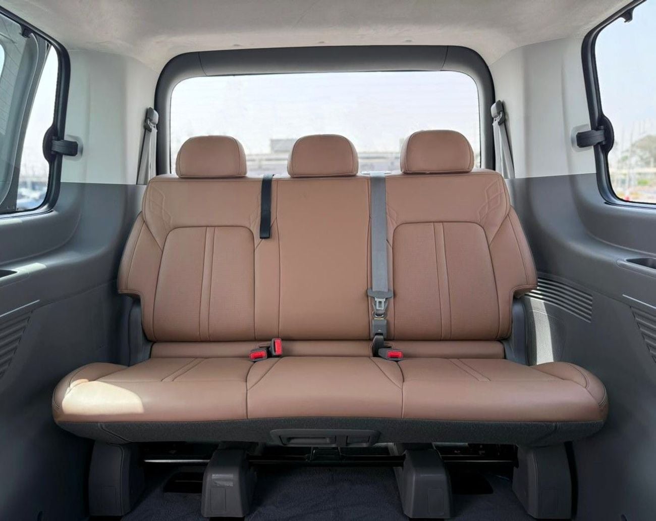 Hyundai Staria Luxury 3.5L HYUNDAI STARIA LUXURY | GCC SPECS | YEAR: 2024 | KMS: 35,800 | 5-YEARS WARRANTY | 5-YEAR