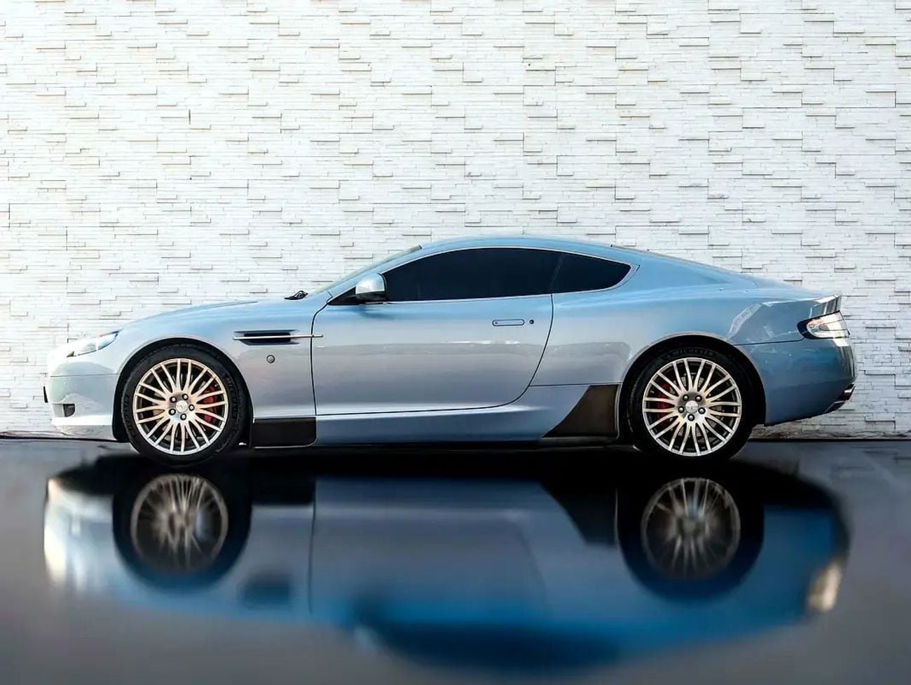 Aston Martin DB9 STD Aston Martin DB9 2010