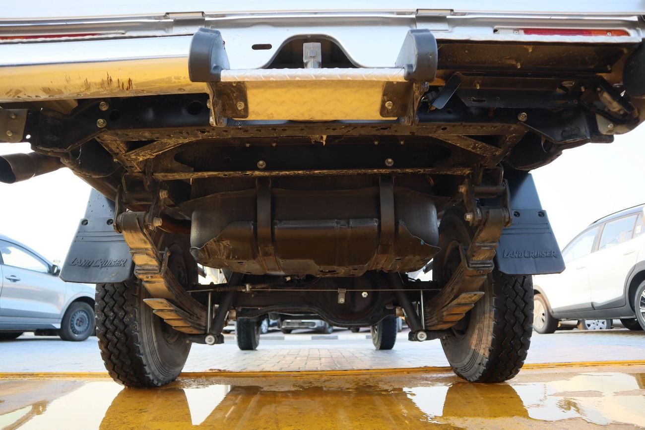 تويوتا لاند كروزر بيك آب Std 4.0L Single Cab Utility 4WD