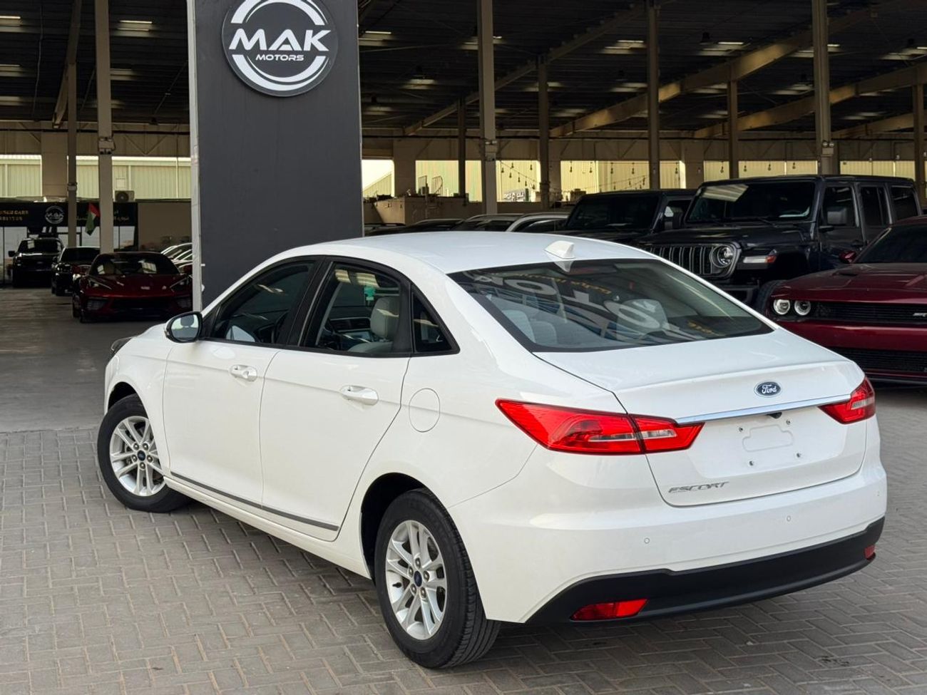 Ford Escort ECO CAR / GCC / BIG SCREEN / RIMS / APPLE ANDROID AUTO / IN PERFECT CONDITION