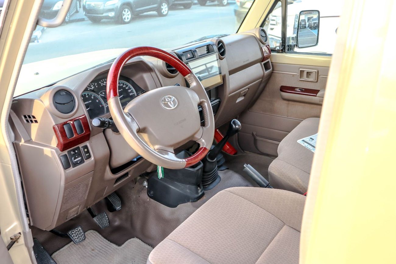 تويوتا لاند كروزر بيك آب Std 4.0L Single Cab Utility 4WD