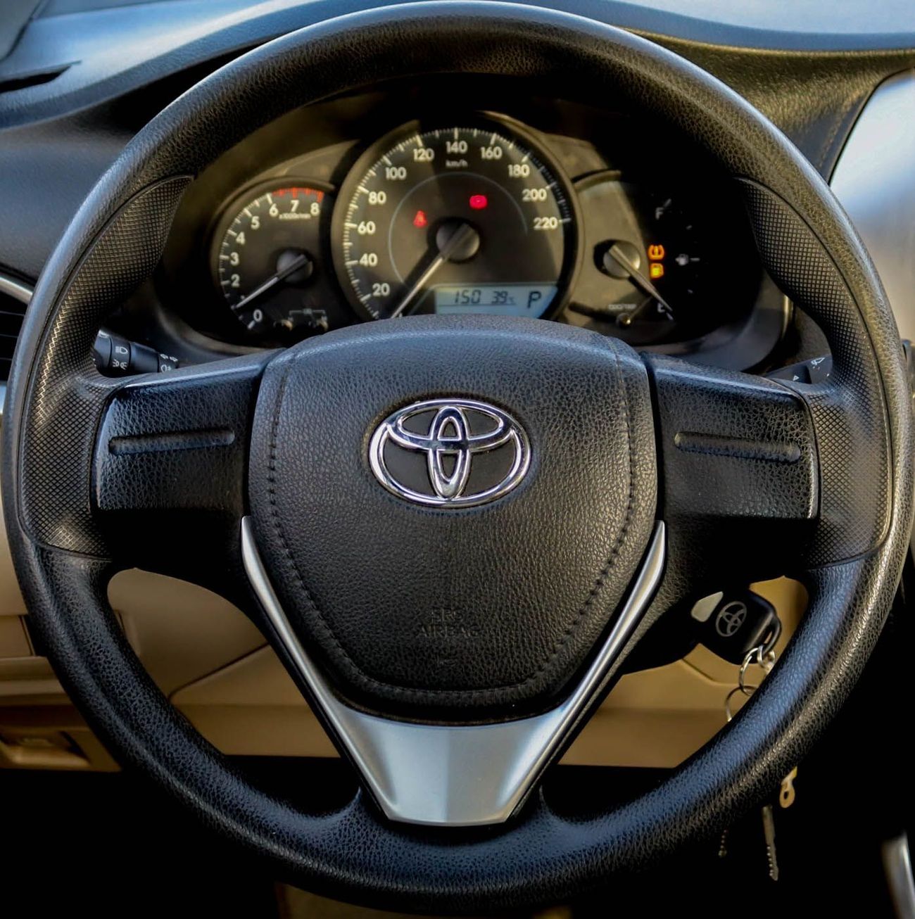 تويوتا يارس سيارة تويوتا ياريس SE (XP130) موديل 2019، هاتشباك بخمسة أبواب، محرك بنزين سعة 1.3 لتر، ناقل حركة أوت