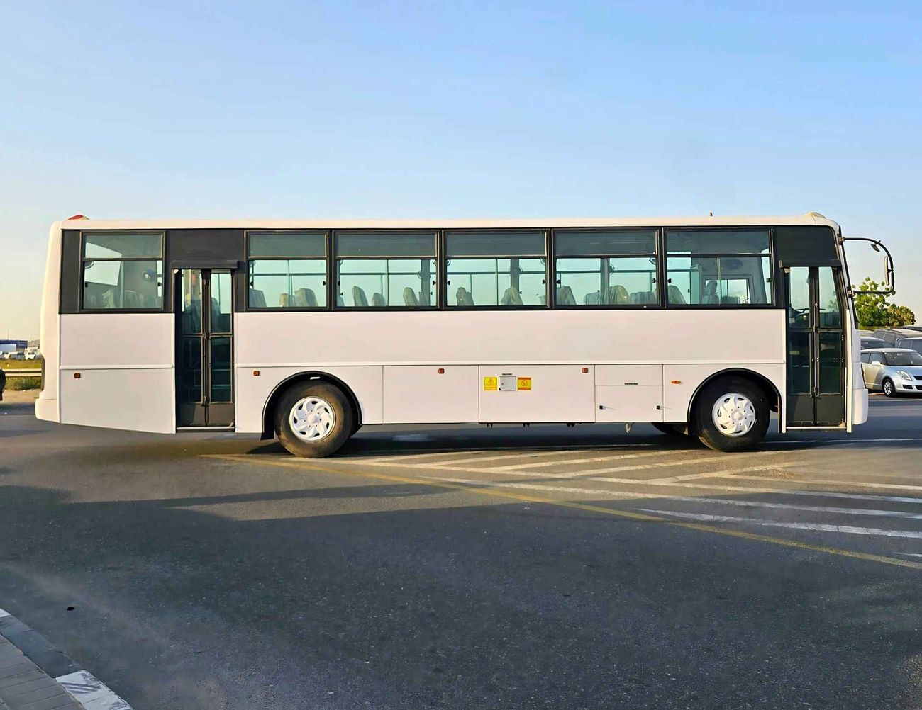 تاتا LPO 1618 5600 CC / V8 / Non AC / 63 Seater / Highroof with Headrest and Seat Belt (CODE # 69095)
