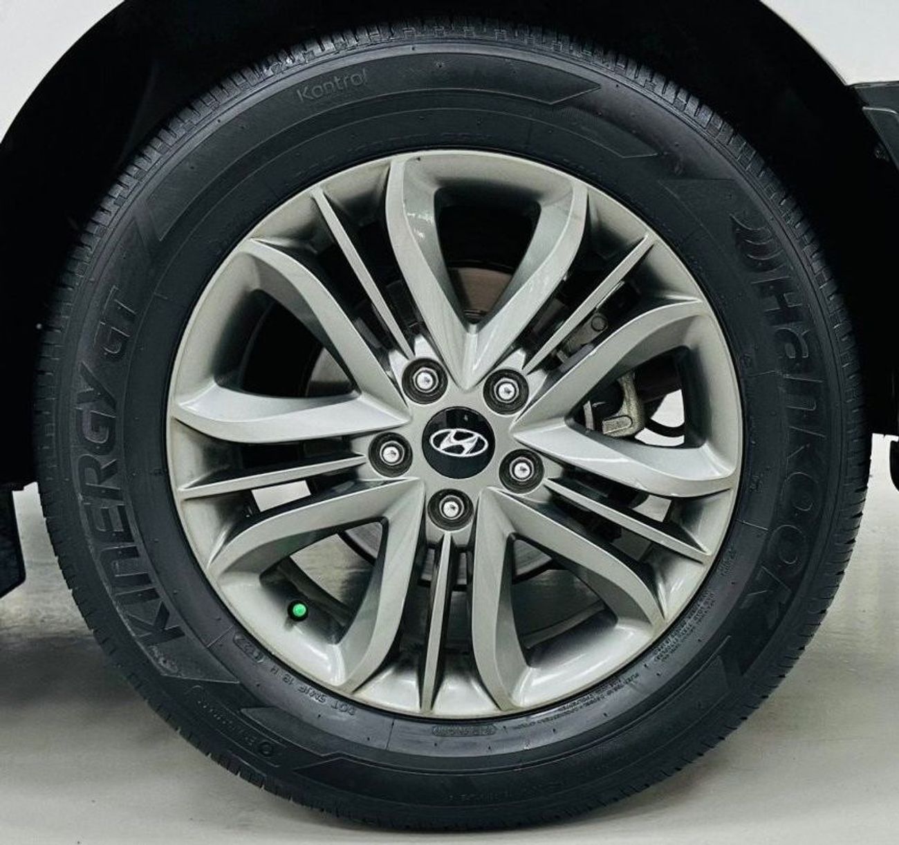 Hyundai Tucson GL GCC .. Perfect Condition .. 4WD .. Panoramic .. Low Mileage