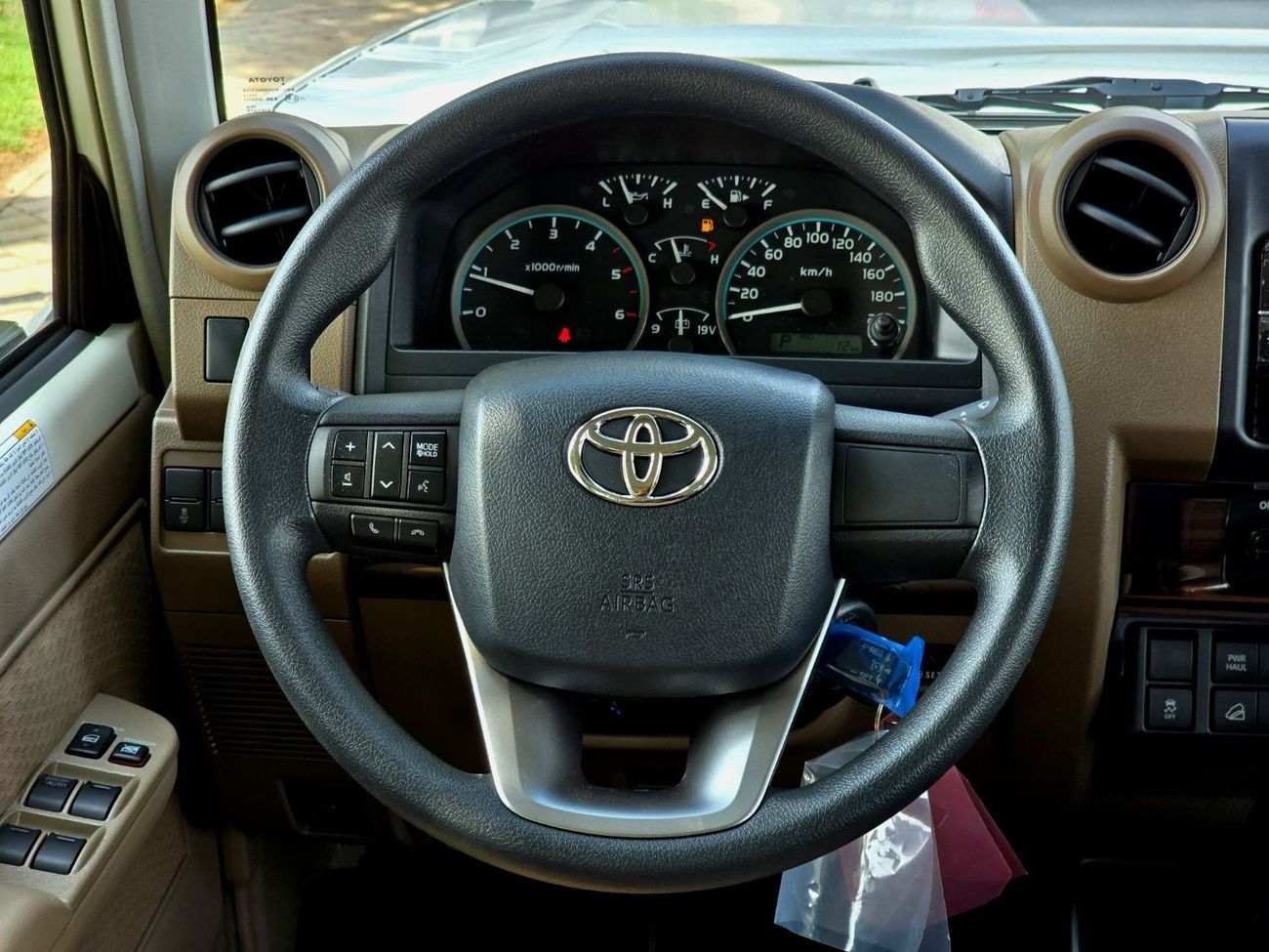 Toyota Land Cruiser LC76 DIESEL 2.8T - STD - E - DIFF LOCK - A/T - WHITE INSIDE BEIGE - 2025 - GCC SPECS