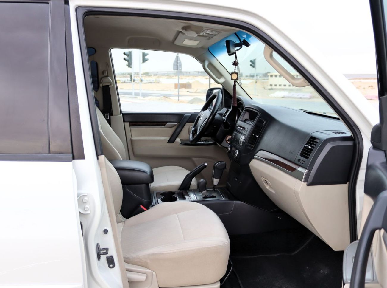 ميتسوبيشي باجيرو GLS 3.5L (186 HP) (7 Seater)