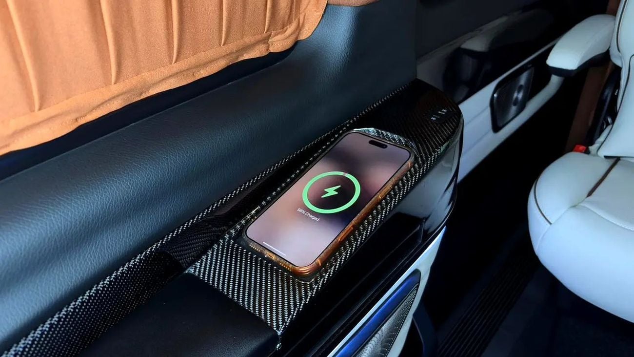 مرسيدس بنز V 300 ARRIVAL MODEL VIP MERCEDES GCC V300 with ADDITIONAL REAR AC - 2 Years Warranty by VLINE