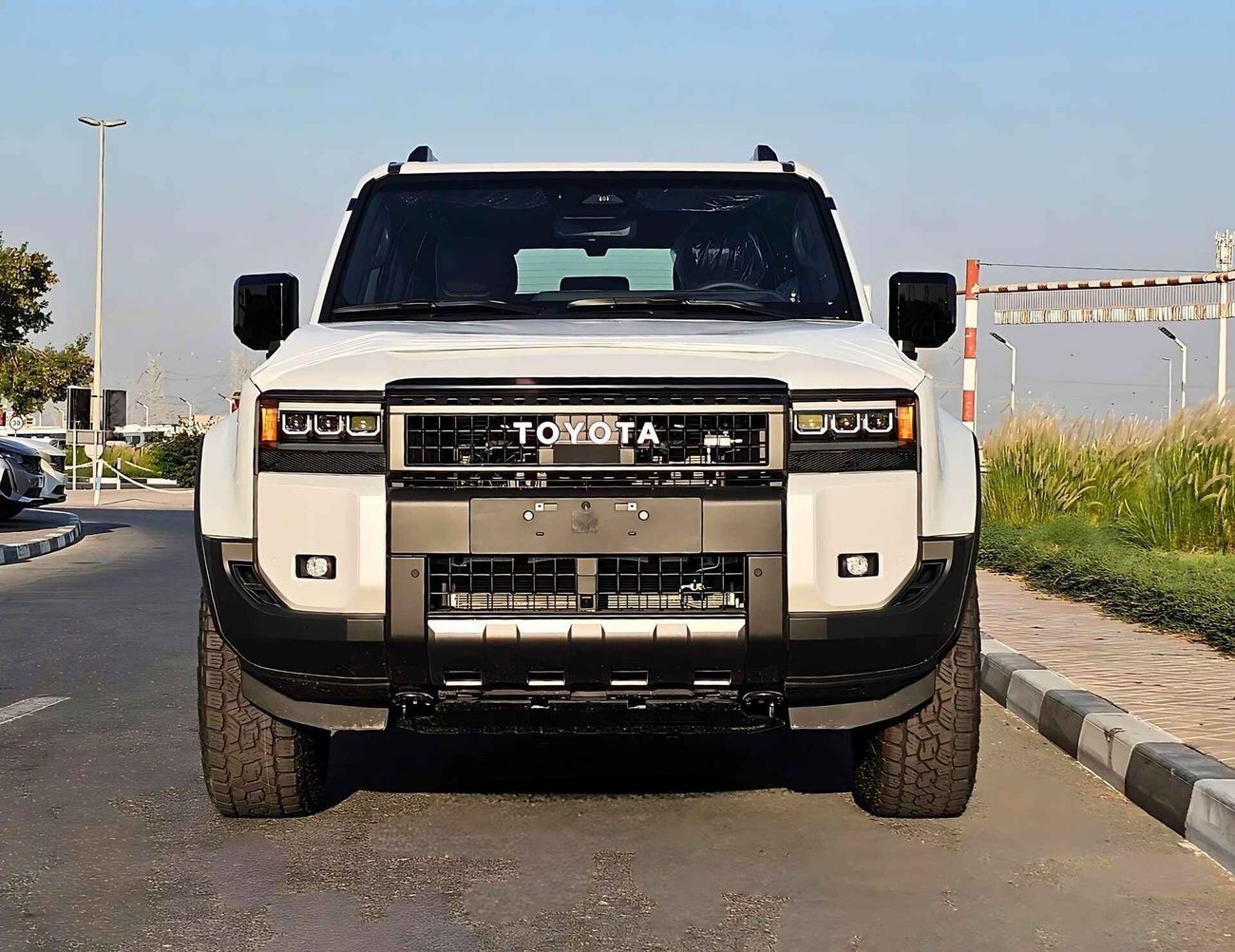 تويوتا برادو LUXURY, 2.8L V4 DIESEL, POWER SEAT WITH 360*CAM / HEADUP WITH SUNROOF (CODE # 68088)