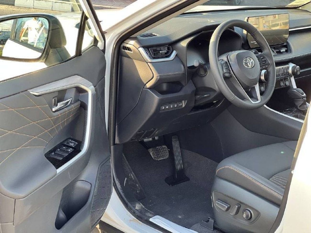 تويوتا راف ٤ 2.0L PTR A/T // 2025 // FULL OPTION WITH 360 CAMERA , RADAR , WIRELESS CHARGE //SPECIAL OFFER // BY