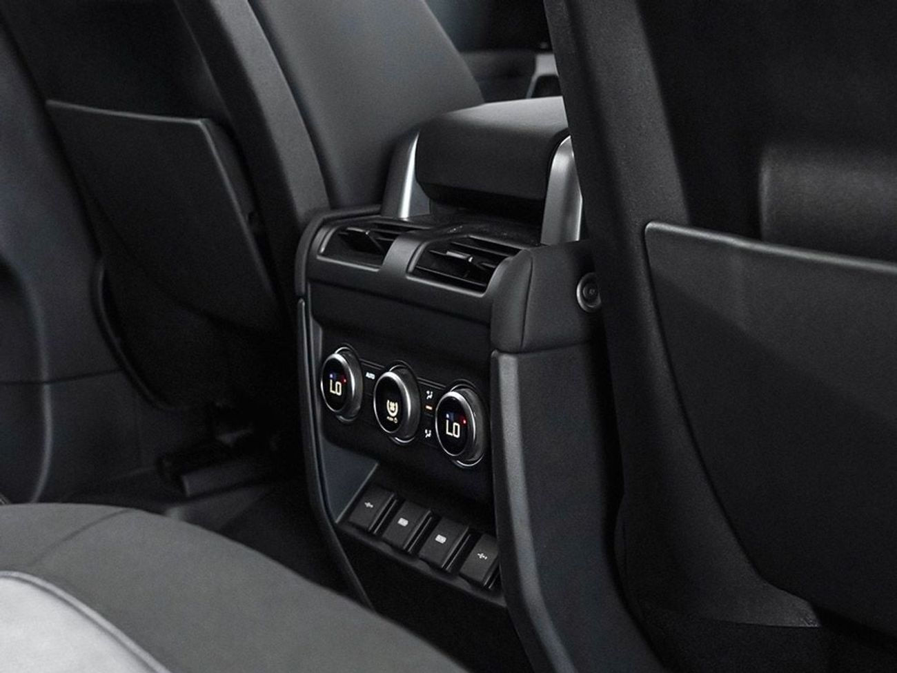 Land Rover Defender P400 110 SE 3.0L (5 Seater)