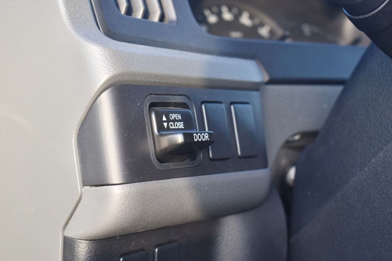 تويوتا كوستر 2.7L MANAUAL PETROL 20 SEATS SHORT WHEEL BASE