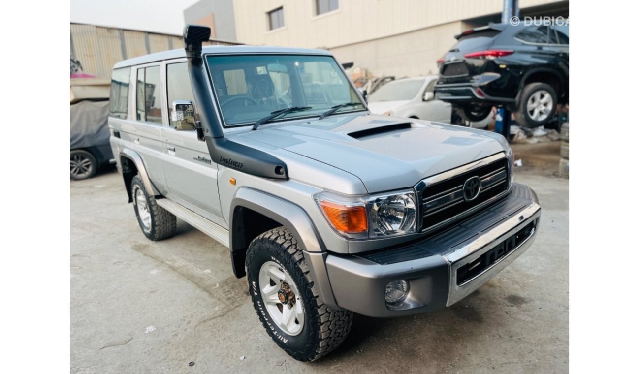 تويوتا لاند كروزر هارد توب Toyota Landcruiser hard top 5 door diesel engine model 2009 car very clean and good condition