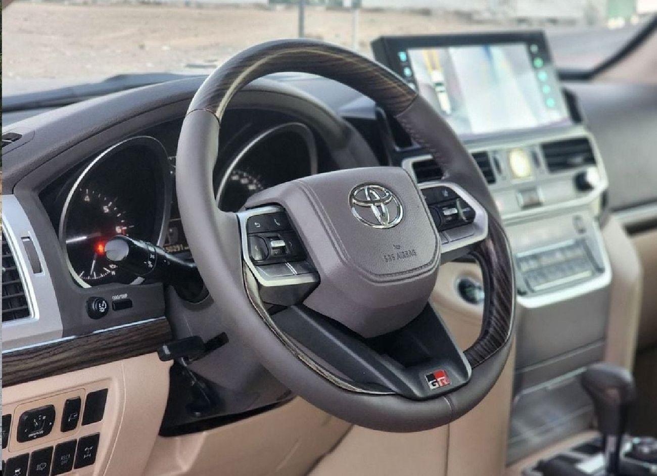 تويوتا لاند كروزر 2015 VXR V8 Facelift 2024 Ship Full Option Top Of The Range Car is very clean Title