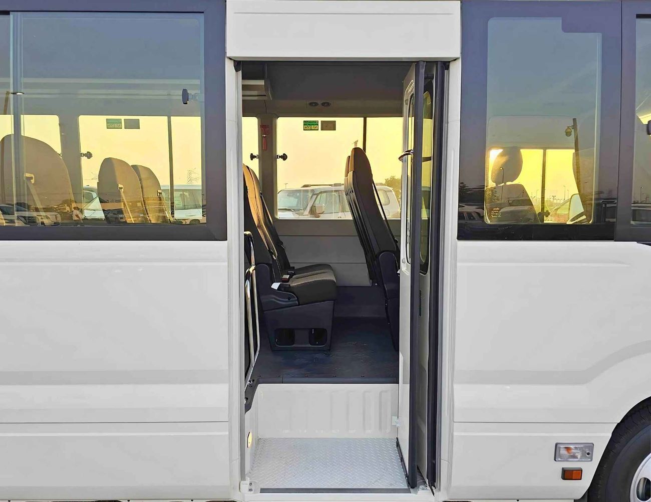 Toyota Coaster 4.0L V6 DIESEL / 23 STR M/T / AUTO DOOR / BAGGAGE TRAY WITH RACK/ CODE # 69070