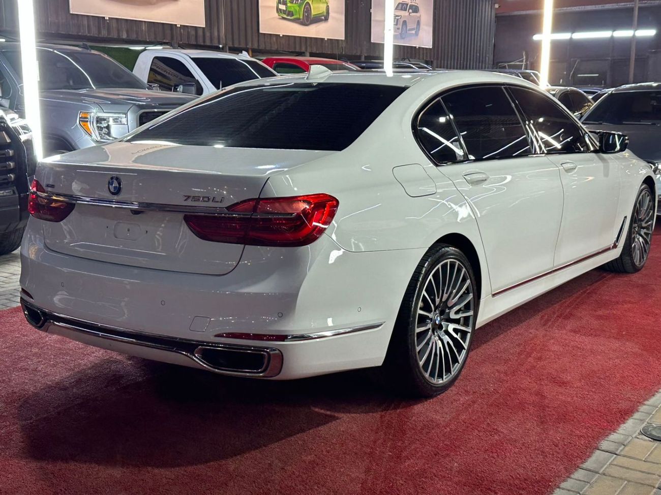 بي أم دبليو 750Li Luxury 4.4L (443 HP)