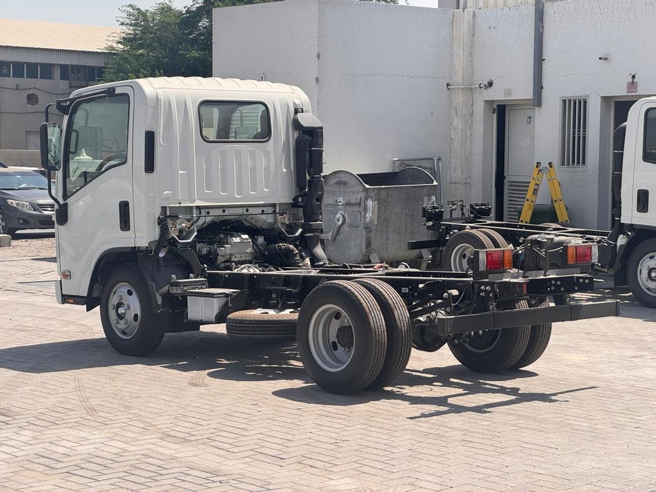 إيسوزو فوروارد Isuzu / N-Series NMR85 E22 Cab Chassis Truck 4x2 Short Wheel Base