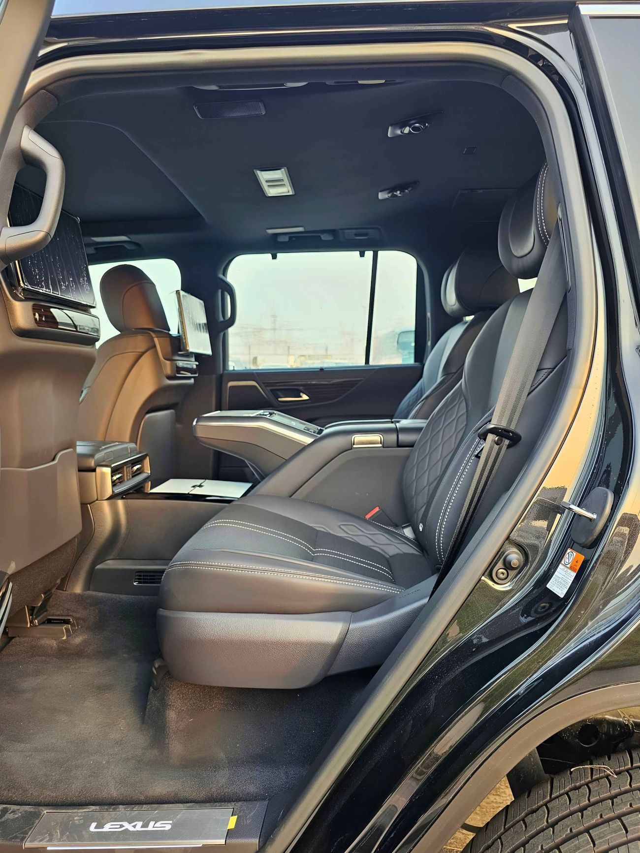 Lexus LX 600 FULL OPTION VIP / AT / 3.5L V6 / POWER SEATS & SUNROOF / HEAD-UP DISPLAY (CODE # 68003)