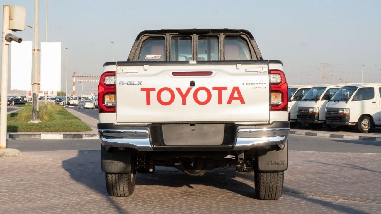 تويوتا هيلوكس 2025 Toyota Hilux 4x4 2.7L petrol AT with cooling seats Full option GCC Specs (Export Price)