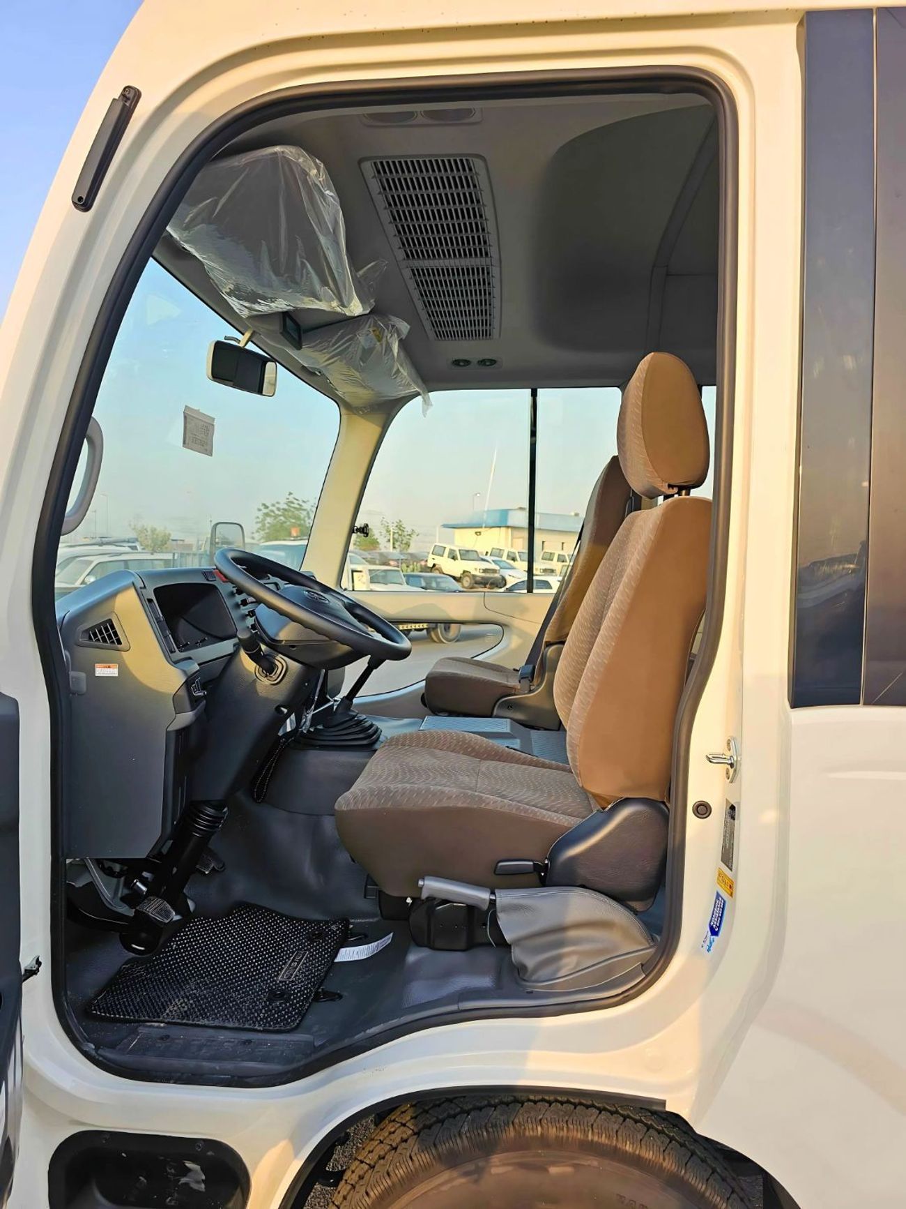 تويوتا كوستر 4.0L V4 DIESEL / 23 STR M/T / AUTO DOOR / BAGGAGE TRAY WITH RACK (CODE # COD4J)