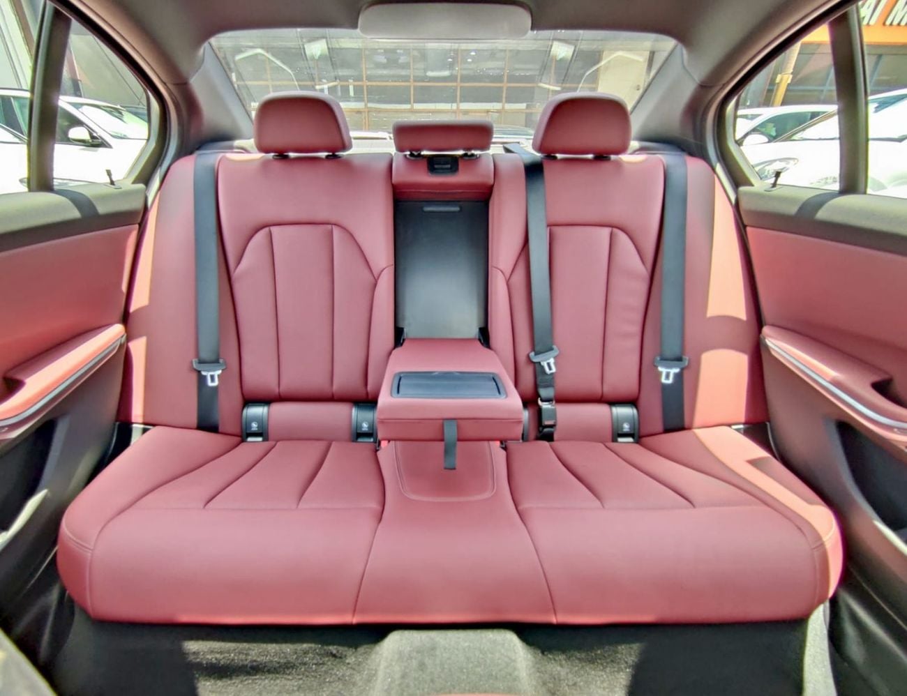 بي أم دبليو 318i LUXURY M SPORT PACKAGE LUXURY M SPORT PACKAGE
