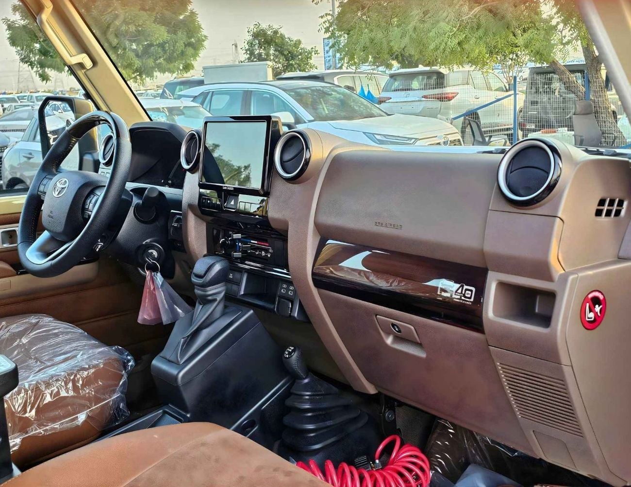 Toyota Land Cruiser Pick Up  DOUBLE CABIN / 2.8L V4 DIESEL A/T / DVD CAMERA / WINCH , SNORKEL / DIFF LOCK (CODE # LC