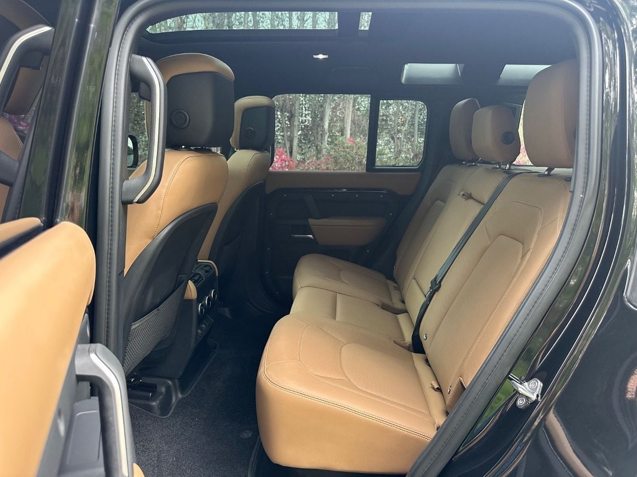 Land Rover Defender P400 110 X-Dynamic HSE 3.0L (5 Seater) | 2025 | GCC Specs | V6 400 HP | Perfect Condition | Full Ser