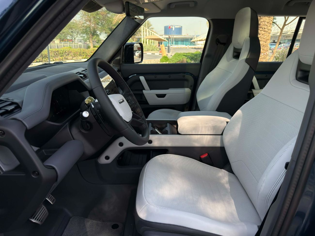 Land Rover Defender GCC SPEC BRAND NEW UNDER WARRANTY AND SERVICE