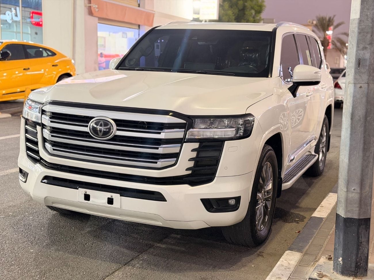 Toyota Land Cruiser VXR Toyota Landcruiser VXR 2022 Twin Turbo white inside Red
