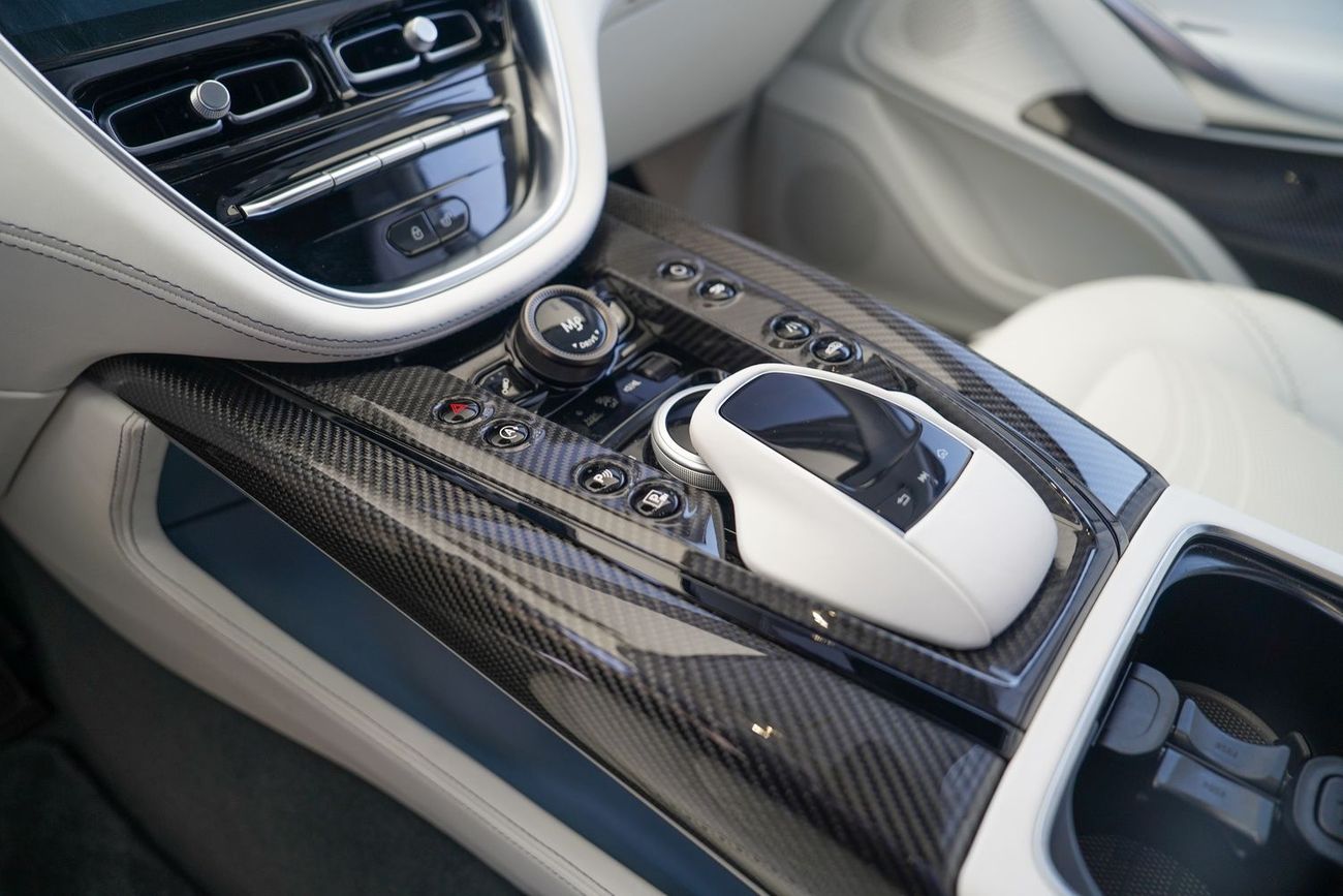 Aston Martin DBX 707