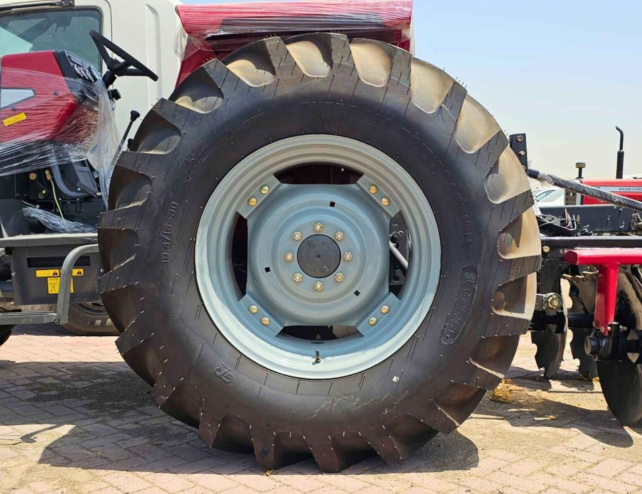 ماسي فيرجوسون 385 TRACTOR / DIESEL / M/T / 4WD / DISC PLOUGH & WITH HARROW (CODE # 69072)
