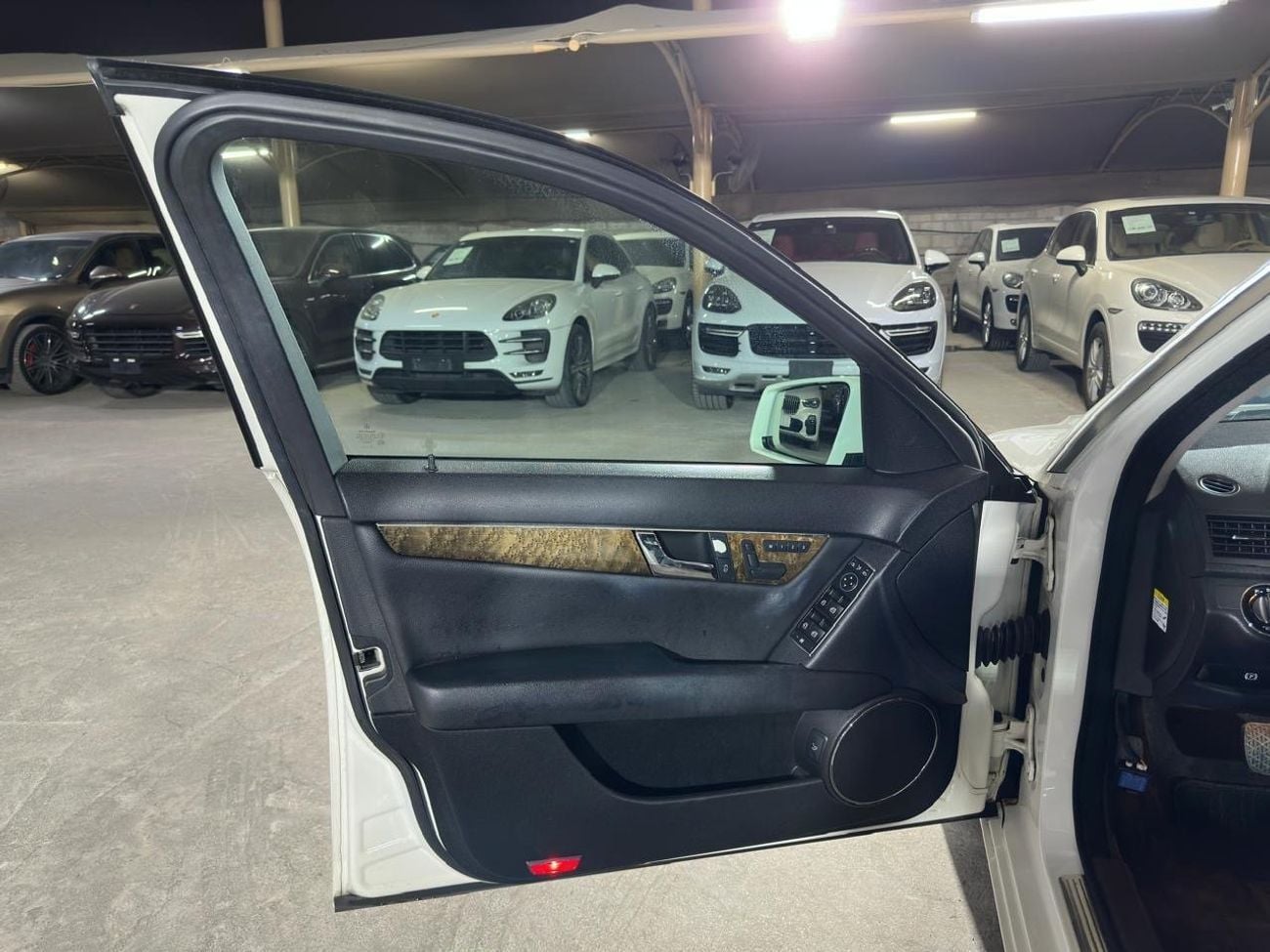 مرسيدس بنز C 300 MERCEDES C-CLASS C300 2010 3.0L | FULL SERVICE HISTORY | TWO KEYS | BLACK LEATHER INTERIOR