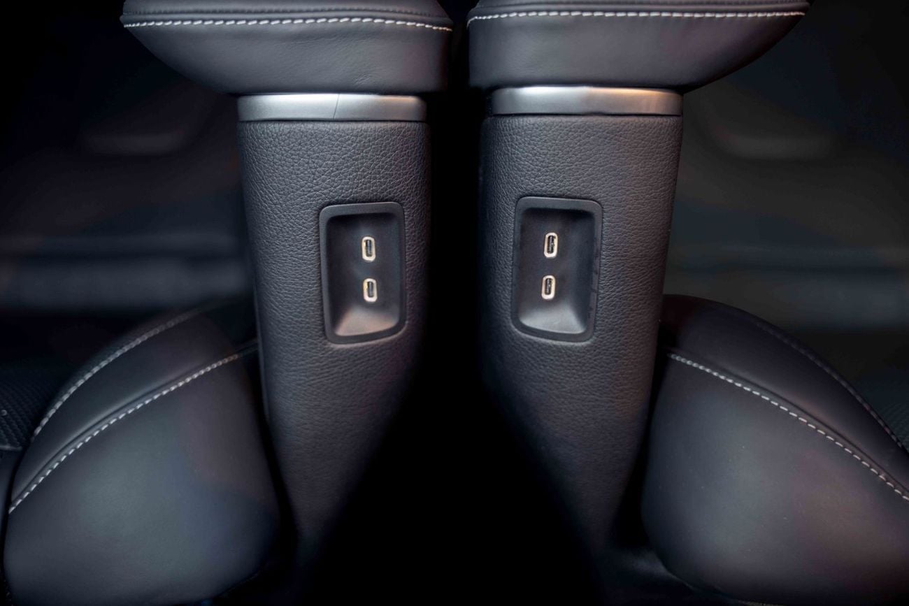 Mercedes Benz V300 AVANTGARDE Original Mercedes VIP Captain Seats | Including TV partition and PlayStation 5