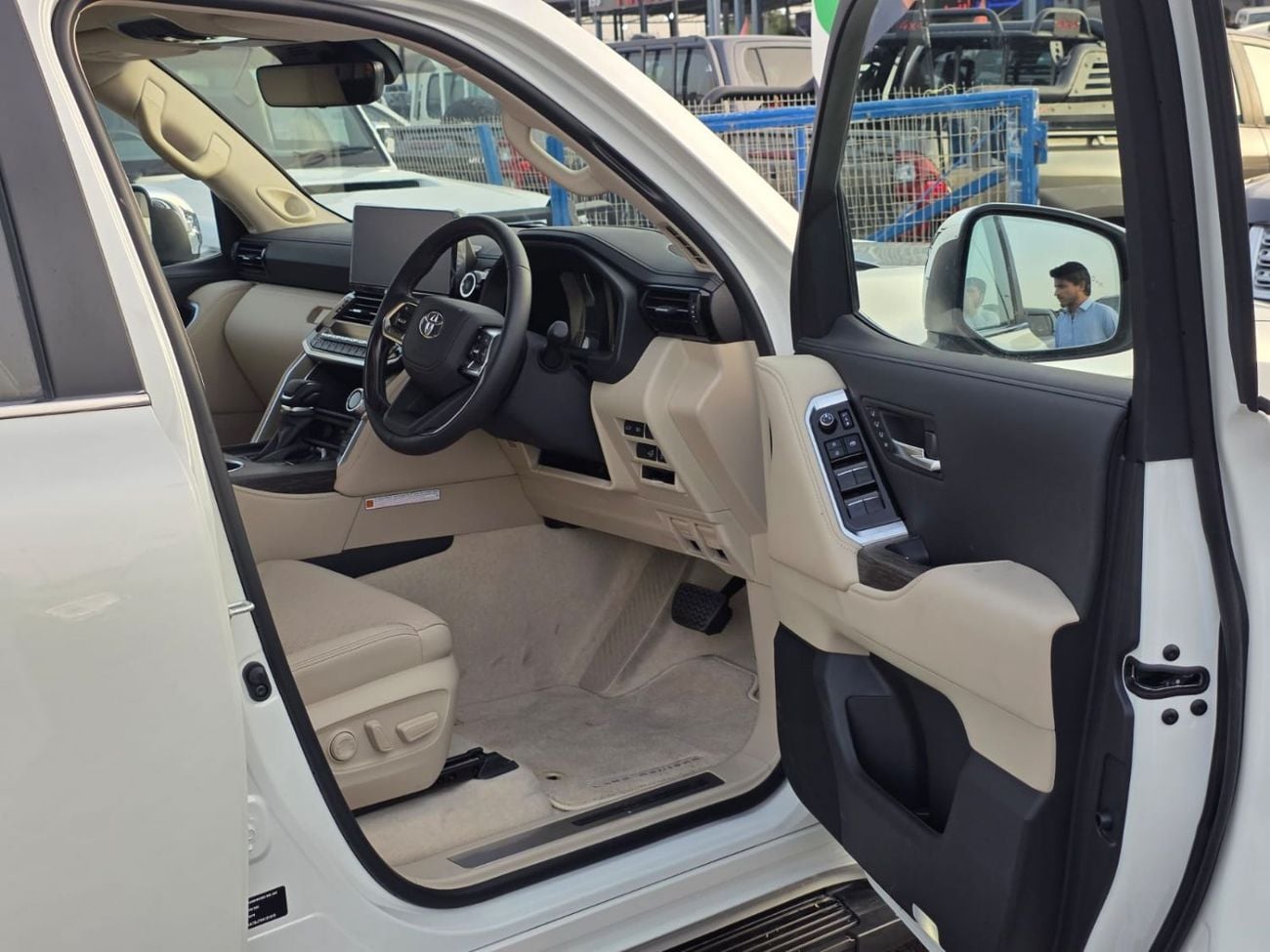 تويوتا لاند كروزر Brand New Toyota land cruiser LC300 ,SAHARA ,year 2025 ,Right Hand Drive ,Diesel 3.3L only For expor