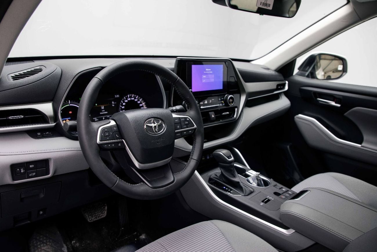 تويوتا هايلاندر GLE 2.5L Hybrid - Platinum White Pearl Inside Grey | Export Only