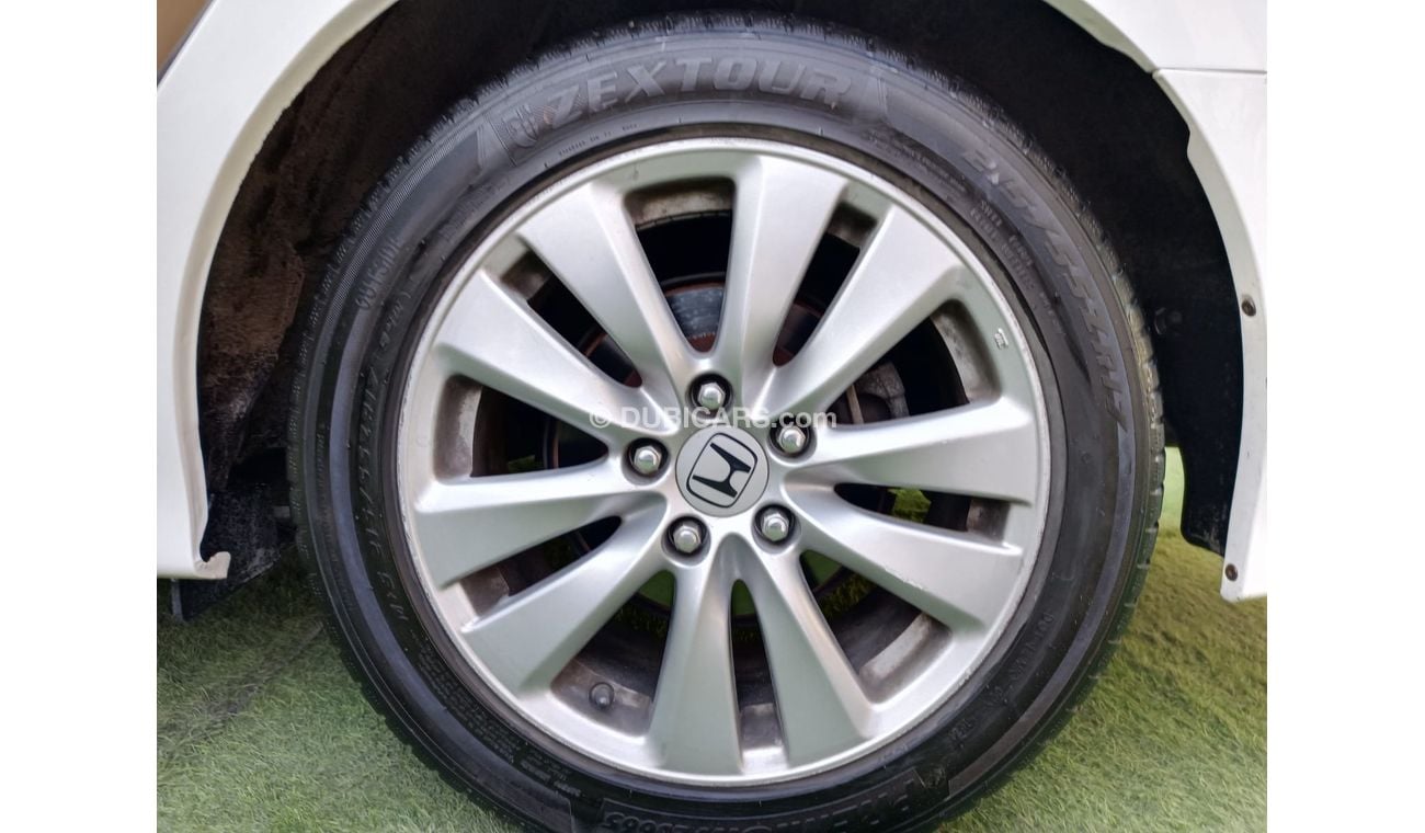 هوندا أكورد خليجى موديل 2012 مثبت سرعة تحكم رنجات حساسات بحالة ممتازة لاتحتاج لأى مصاريف