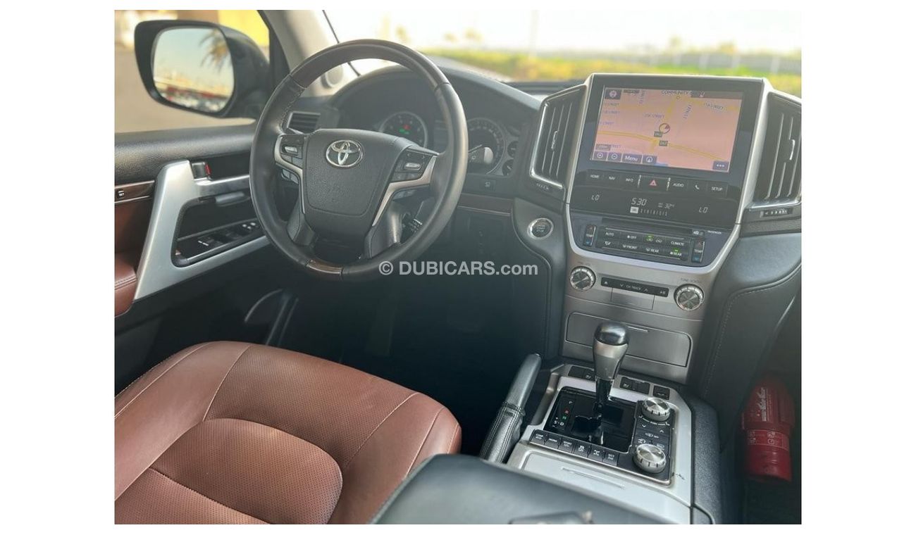 Toyota Land Cruiser TOYOTA LAND CRUIZER 2017 GCC VXR 5.7 TOP OF RANGE ORIGINAL PAINT FULL SERVICE HISTORY