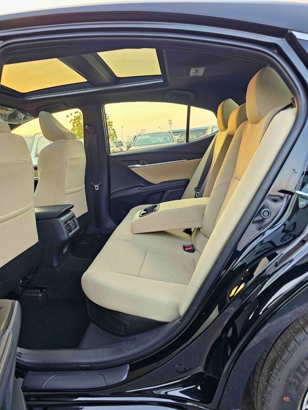 تويوتا كامري LE HYBRID / 2.5L PETROL / PANORAMIC ROOF / MID OPTION / FABRIC SEAT / CODE # LE