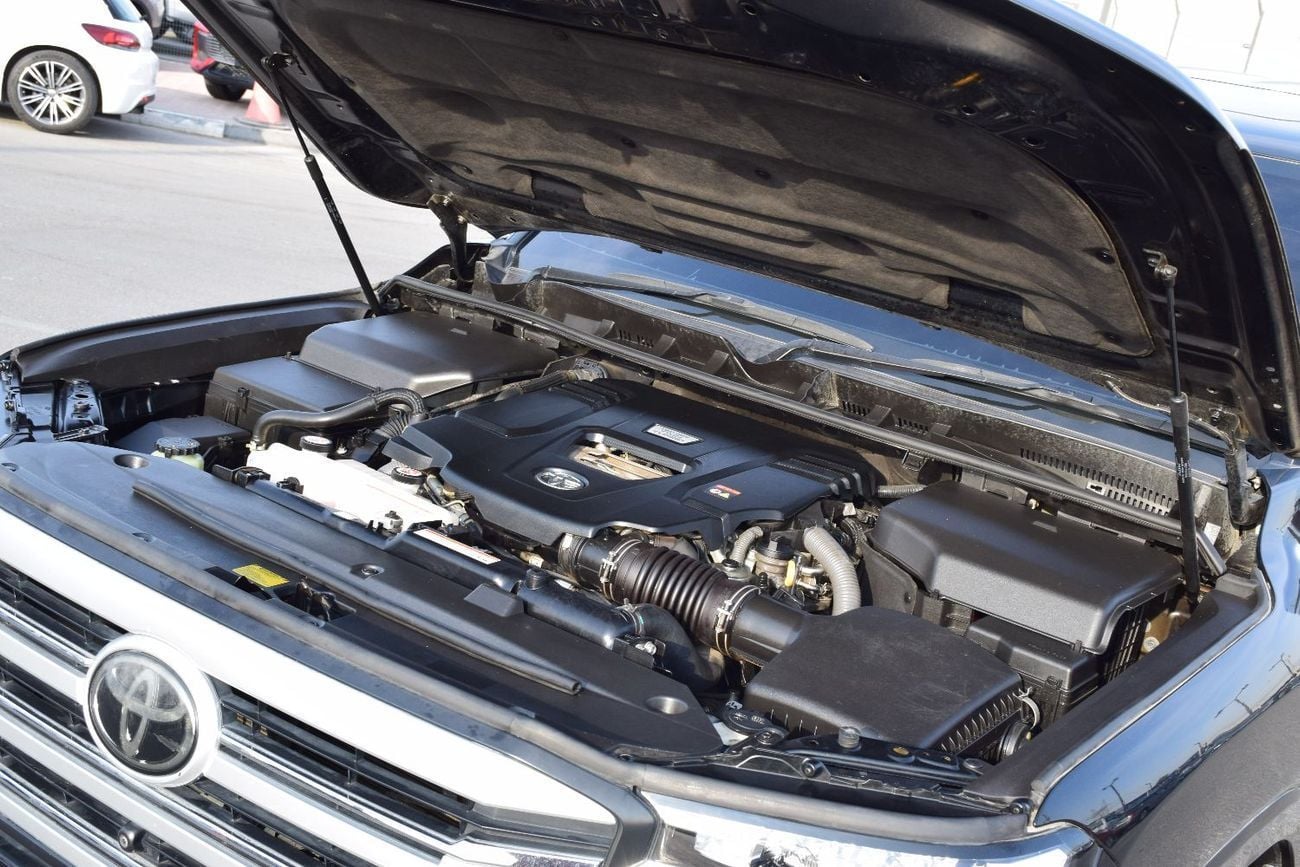 تويوتا لاند كروزر VXR VX 3.3L 6 Cylinder Diesel 4x4 (Right Hand Drive)