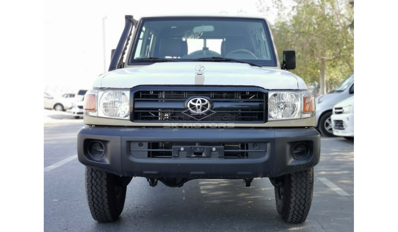 Toyota Land Cruiser Pick Up 4.0L, 16" Tyre, Xenon Headlight, Fabric Seat, Manual Front A/C, Snorkel, SRS Airbags (CODE # LCDC08)