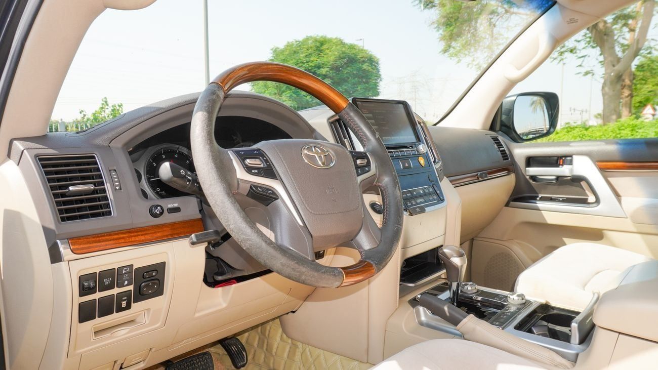 Toyota Land Cruiser EXR 5.7L 4WD