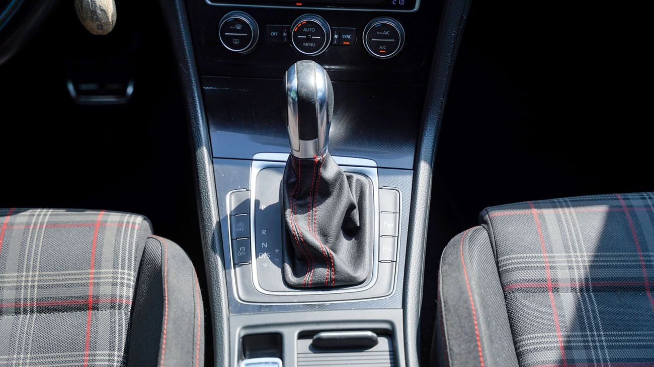 Volkswagen Golf GTI P1 2.0L (220 HP)