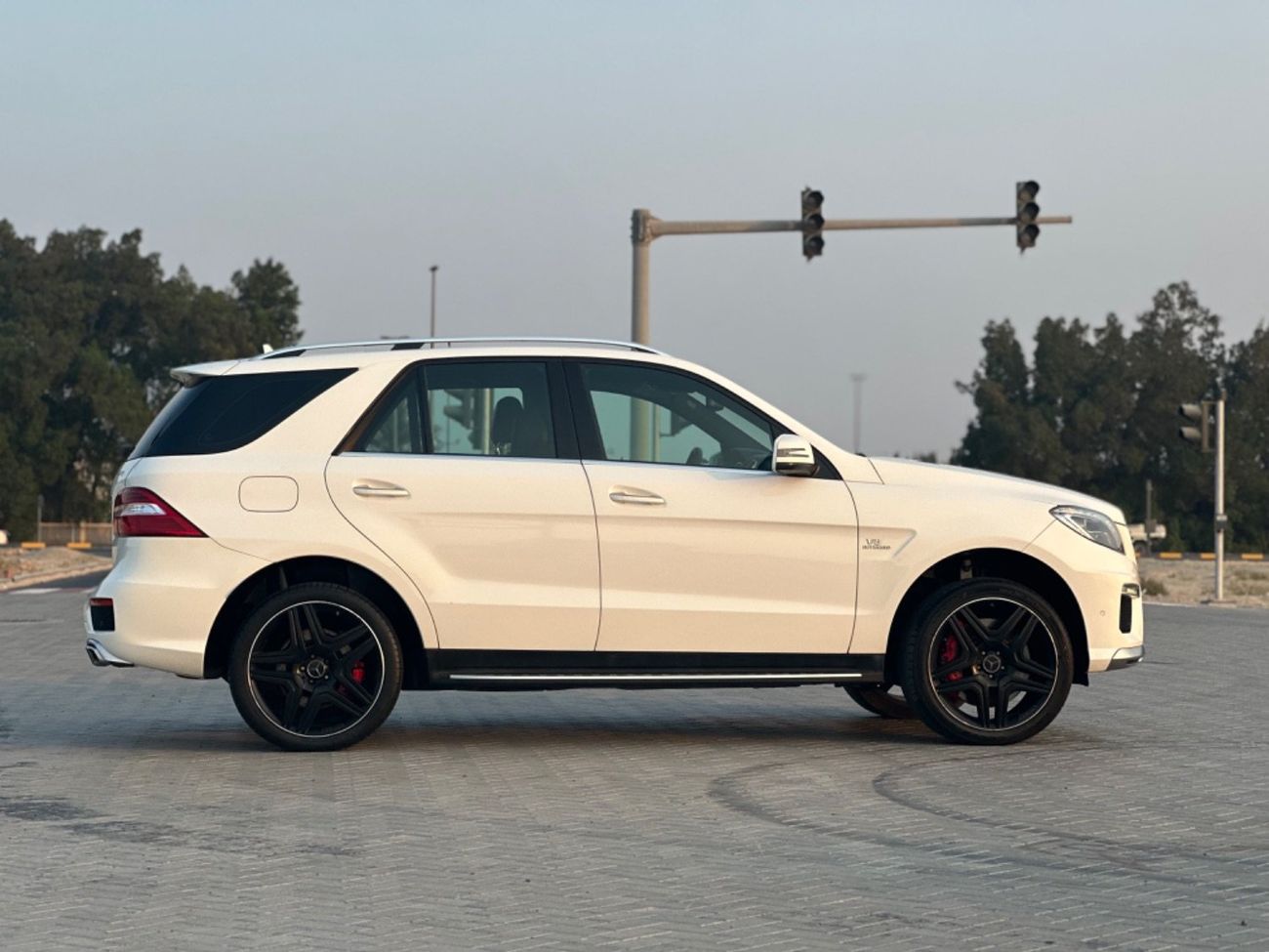 مرسيدس بنز ML 63 AMG موديل 2015 حاله ممتازه صبغ وكاله بالكامل فل مواصفات بانوراما وردار