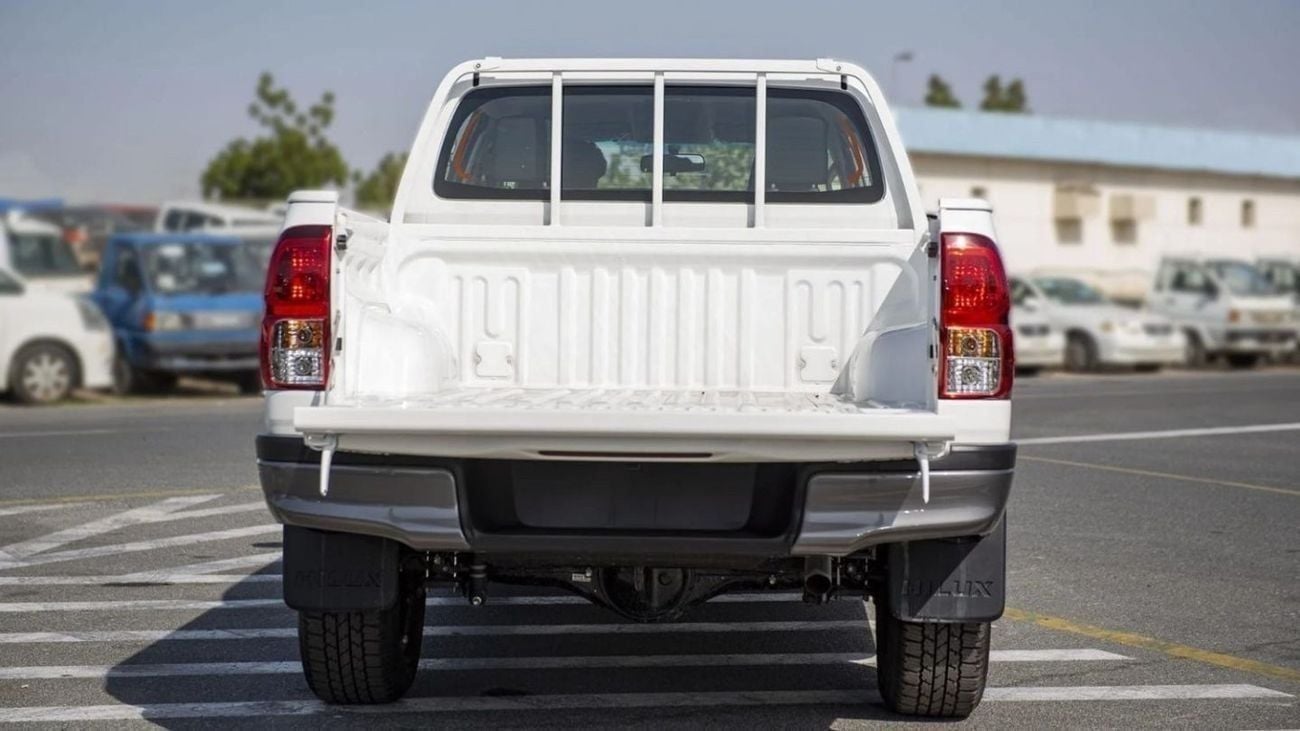 تويوتا هيلوكس GL HILUX 2.4L MED OPTION