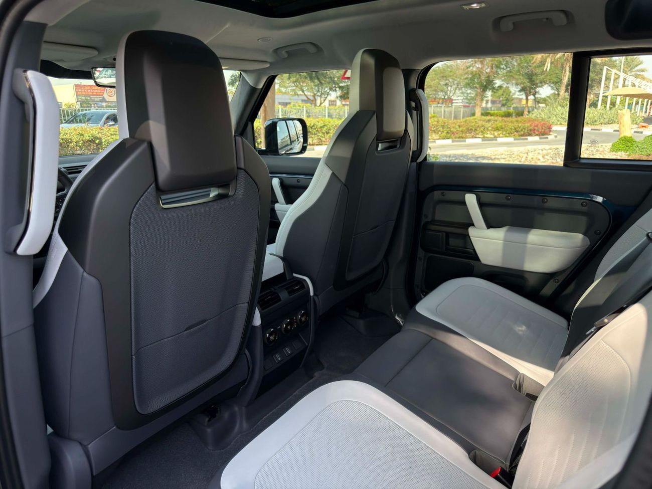 Land Rover Defender GCC SPEC BRAND NEW UNDER WARRANTY AND SERVICE