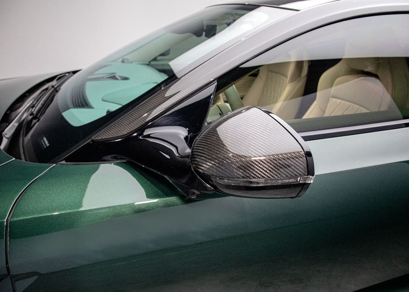 أستون مارتن DB12