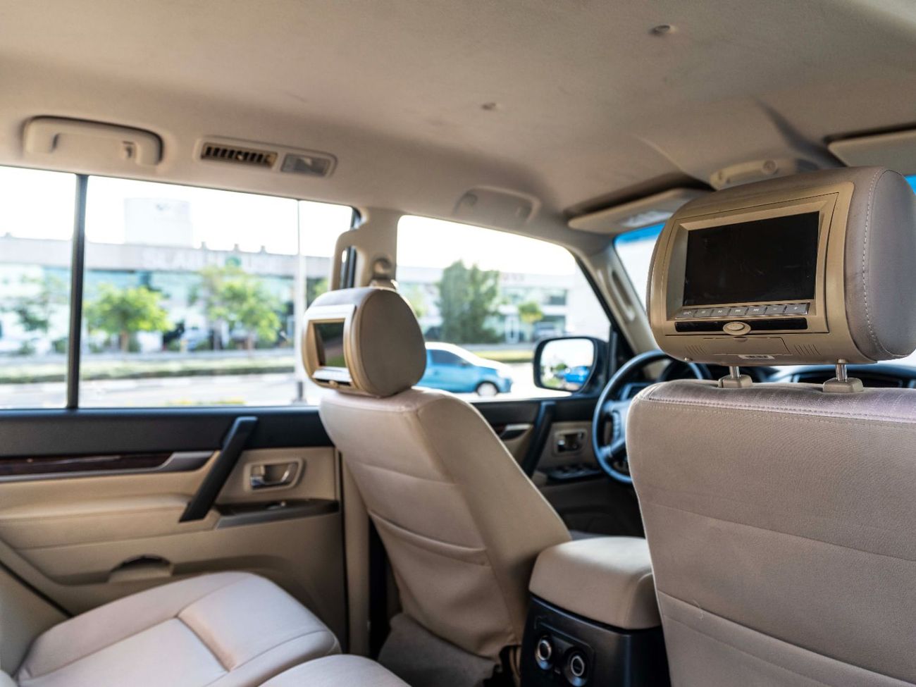 ميتسوبيشي باجيرو GLS Base 3.5L (7 Seater)